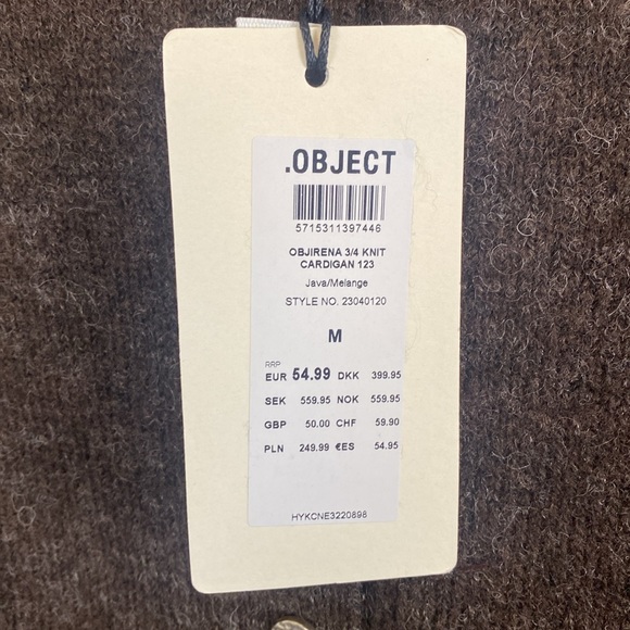 Object button through knitted top - Picture 3 of 5